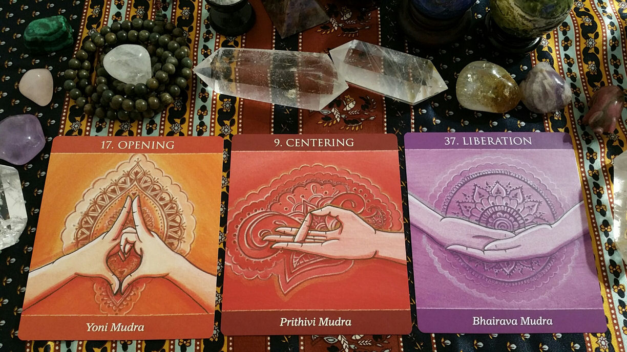 Mudras: For Awakening the Energy Body (Deck & Book Set) – Review